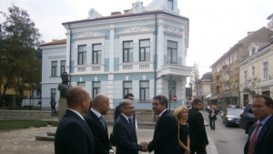 Президентът запали свещ в габровска църква преди да се качи