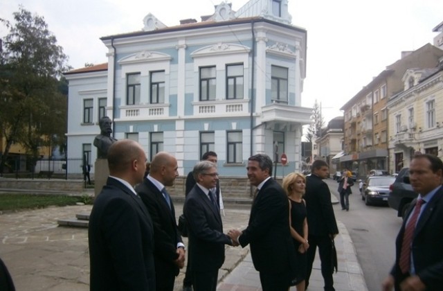Президентът запали свещ в габровска църква преди да се качи на Шипка