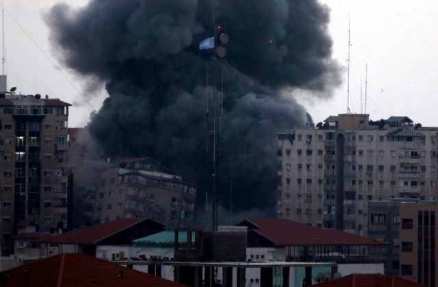 Израел удари жилищен блок в газа, има ранени