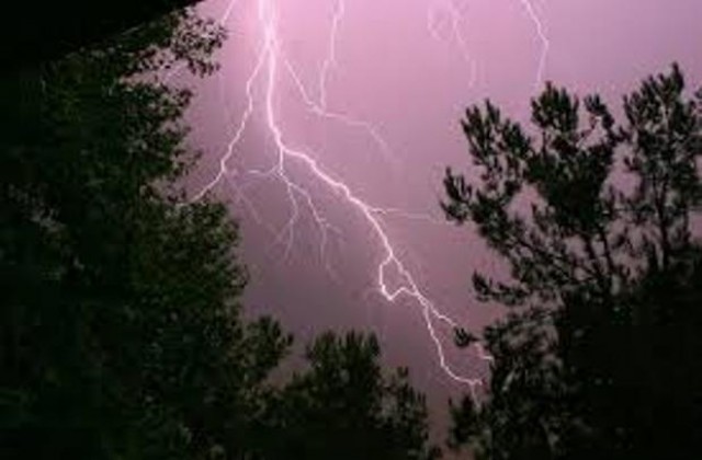 Мълния запали гараж в Дряново