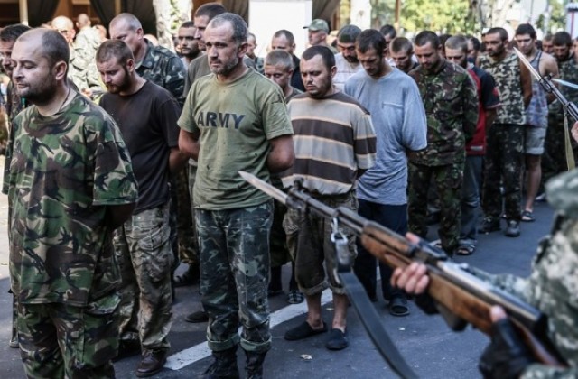 Проруските бойци показаха украински военнопленници