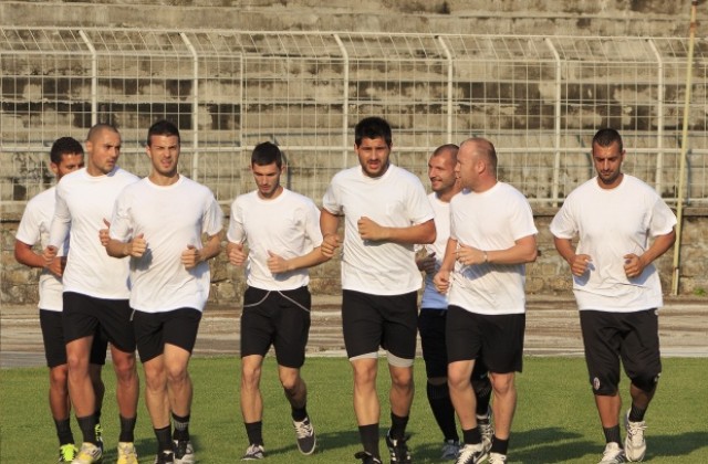 Виолетовите взеха само точка в Берковица, Нико Петров с червен картон