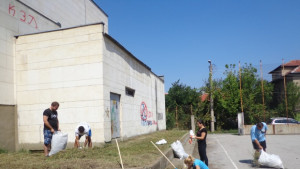 Младежите на ГЕРБ с акция по почистване на училищни спортни