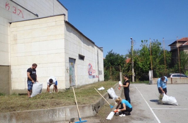Младежите на ГЕРБ с акция по почистване на училищни спортни площадки в Кюстендил