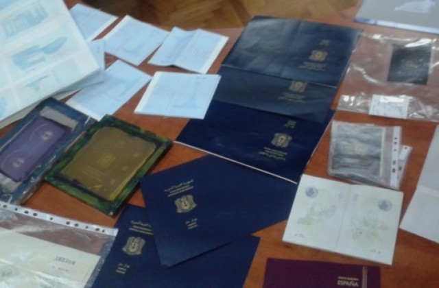 Полицията разби канал за фалшиви сирийски паспорти