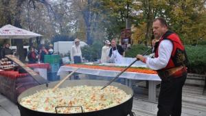 Готвят юнашки кебап на Фестивала на селската кухня в Раковски