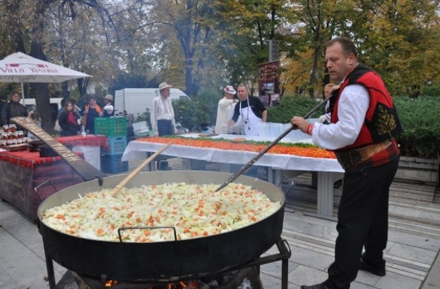 Готвят юнашки кебап на Фестивала на селската кухня в Раковски