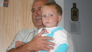 Година и четири месеца баща който сам отглежда детето си