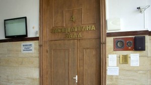 18годишният младеж убил баща си остава в ареста