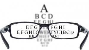 Миниатюрен имплант предвещава края на очилата