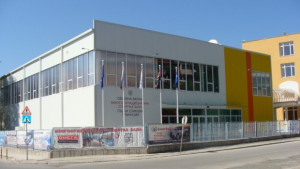 Общината ще стопанисва и управлява спортната зала на Първа ЕГ