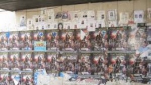 Общинари и рекламни работници чистят града от афиши