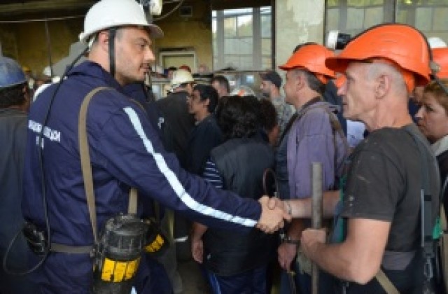 Бареков сложи каска и каза на миньорите в „Бабино: Не искам гласа ви насила