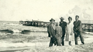 Знаменити българи от миналия век снимани на морето показва фотографска