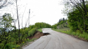 Възстановяват пътя за село Праужда с пари от Междуведомствената комисия