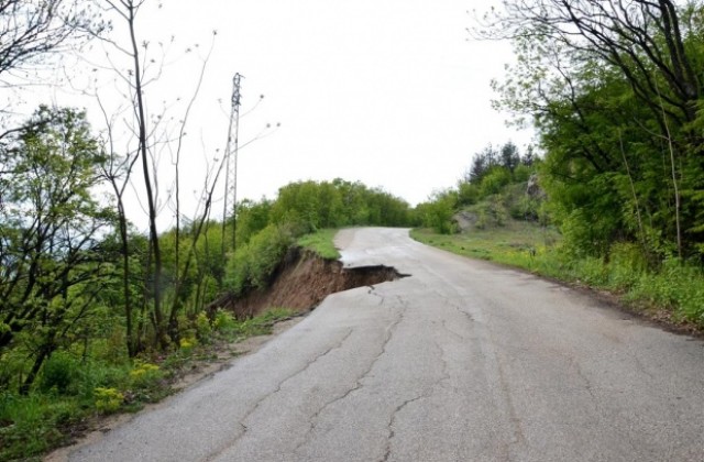 Възстановяват пътя за село Праужда с пари от Междуведомствената комисия за възстановяване и подпомагане към МС