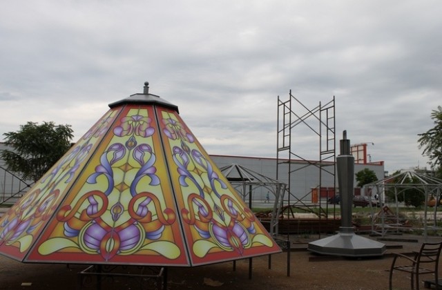 Лампа с гигантски размери монтират в Димитровград