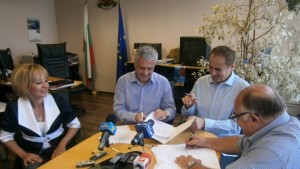 Каракашки и Паунов подписаха договор за имот от 190 дка