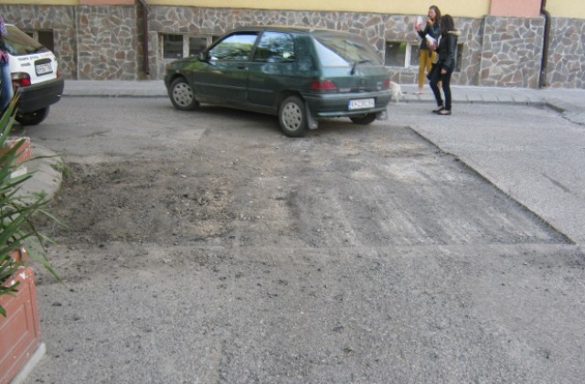 Отпада синята зона по ул. Хан Крум, изграждат кръгово кръстовище в Дупница
