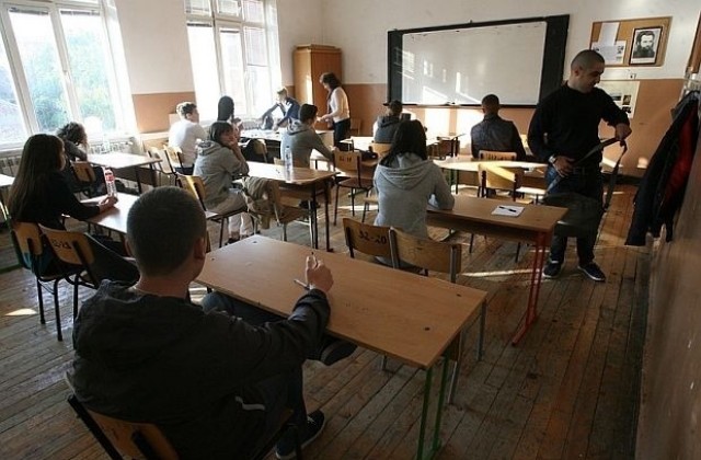 По вариант 1 пишат зрелостниците на втората поправителна матура