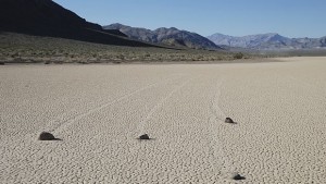 Разгадаха тайната на движещите се камъни в Долината на смъртта