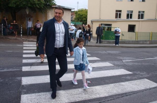 Освежават пешеходните пътеки около училищата в Благоевград