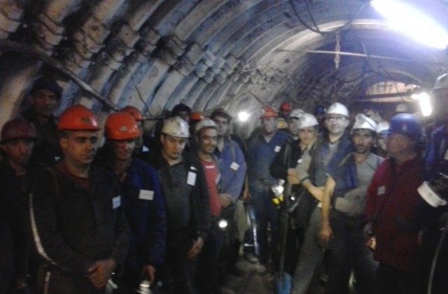 Миньорите от Бобов дол протестираха предупредително 1 час под земята