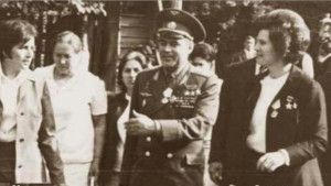 Снимка от посещение в АЕК Етър на Валентина Терешкова първата