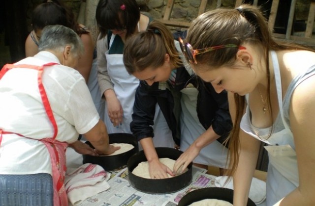 Английски студенти се обучават в Етъра на български традиции и занаяти
