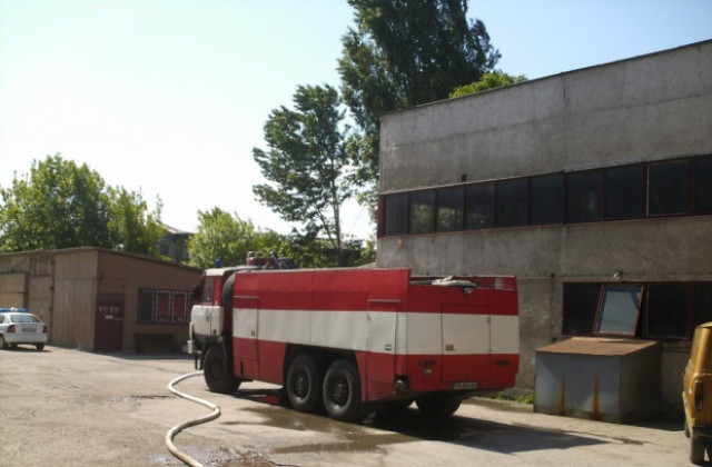 Автосервиз горя на Пещерско шосе