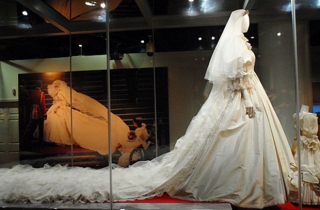 Сватбената рокля на принцеса Даяна ще бъде върната на синовете й