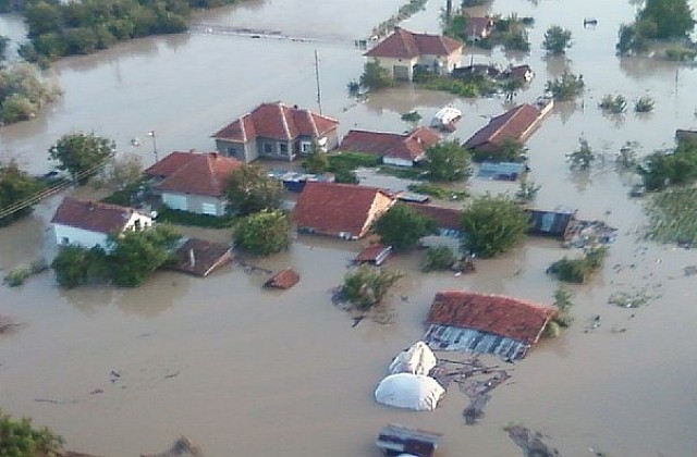 МОН осигурява по 400 лева на учениците в Мизия, останали без домове след наводнението
