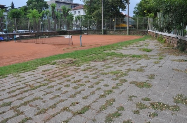 Нови места за тенис и скуош ще има в центъра