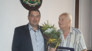 Основателят на ФА Сидер войвода с почетен плакет