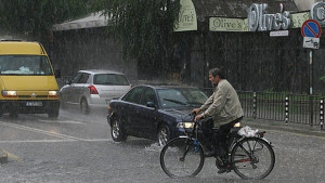 Предупреждават за обилни валежи в сряда жълт код за Варненско