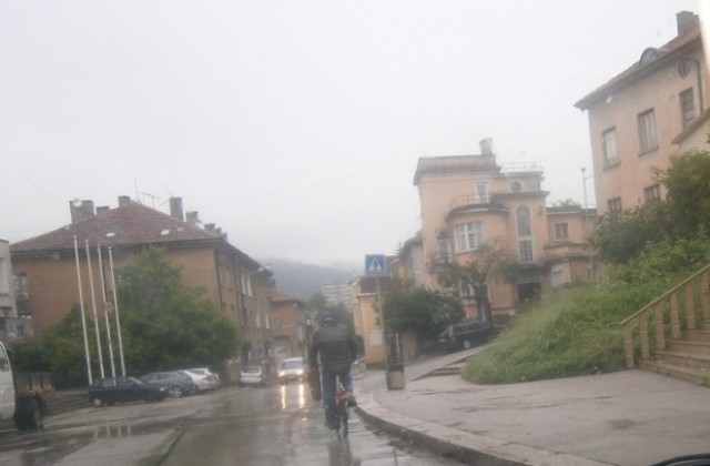 Днес носете чадърите си, синоптиците обявиха оранжев код за региона