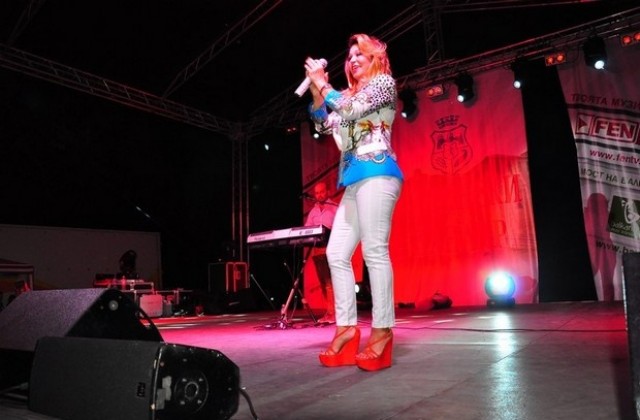 Неда Украден вълнува с неостаряващи хитове