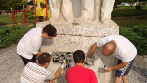 Млади социалисти почистиха паметника на Никола Габровски и Димитър Благоев