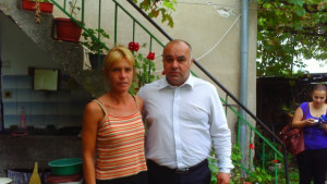 ВМРО Кюстендил дариха дрехи и посуда на болните близначки от