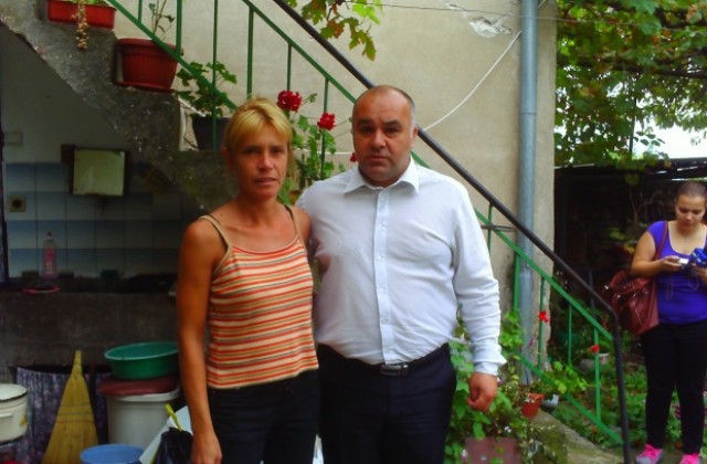 ВМРО- Кюстендил дариха дрехи и посуда на болните близначки от Раждавица