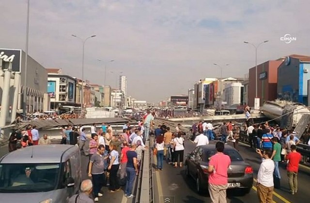 Човек загина при рухване на надлез в Истанбул (ВИДЕО)