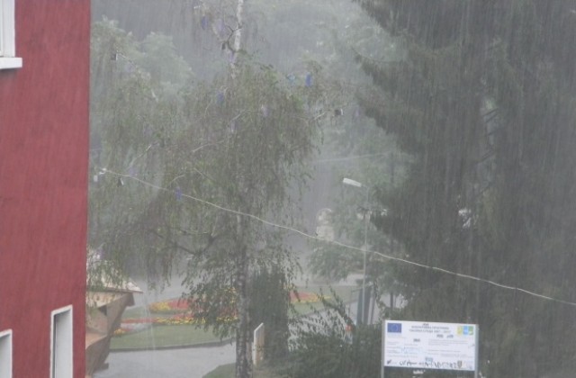 Проливен дъжд и гръмотевици над Велико Търново