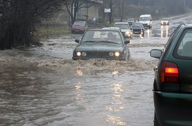 Коли и автобуси закъсаха след поройния дъжд в София