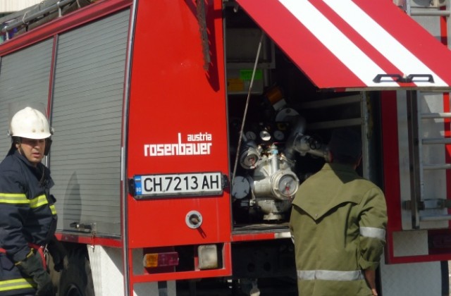 Огнеборците отводняват мазета и къщи в Сливенско