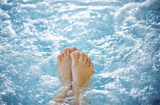 Защо топим краката си във вода с морска сол, когато сме болни?