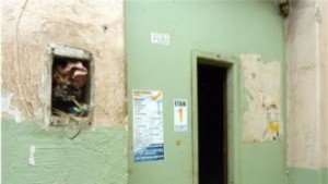 Пожарникари спасяваха заседнали в асансьор