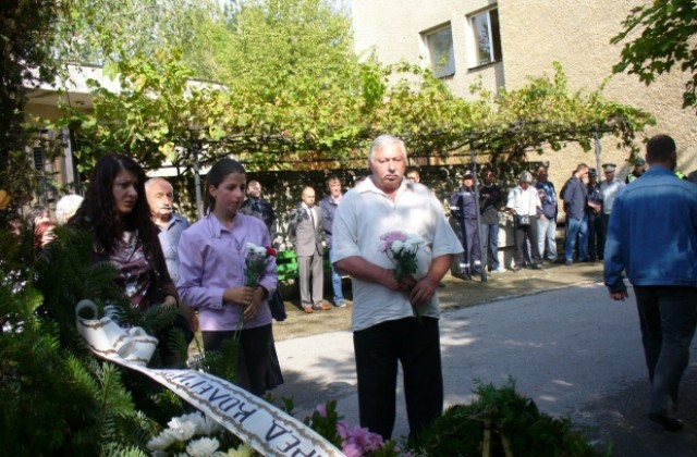 Почетоха загиналите служители на МВР при пожара на складовете на мини Бобов дол