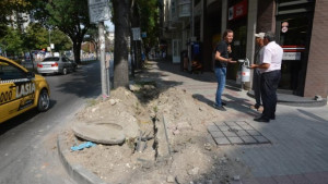 Разкопаха новия тротоар на бул Мария Луиза