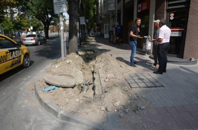 Разкопаха новия тротоар на бул. „Мария Луиза“