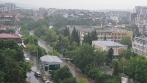 Сред дъжда една наводнена къща в Пороище